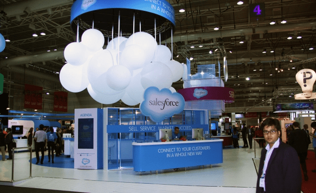 30 Trade Show Ideas To Attract Visitors and Boost ROI