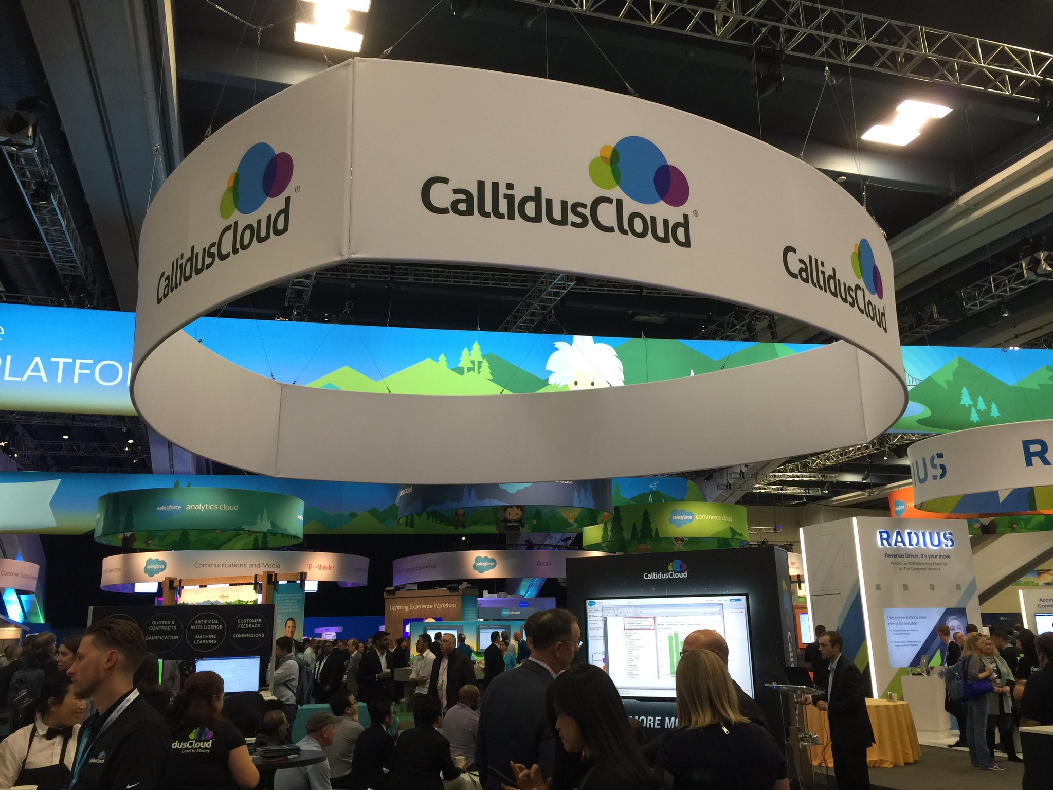 30 Trade Show Ideas To Attract Visitors and Boost ROI